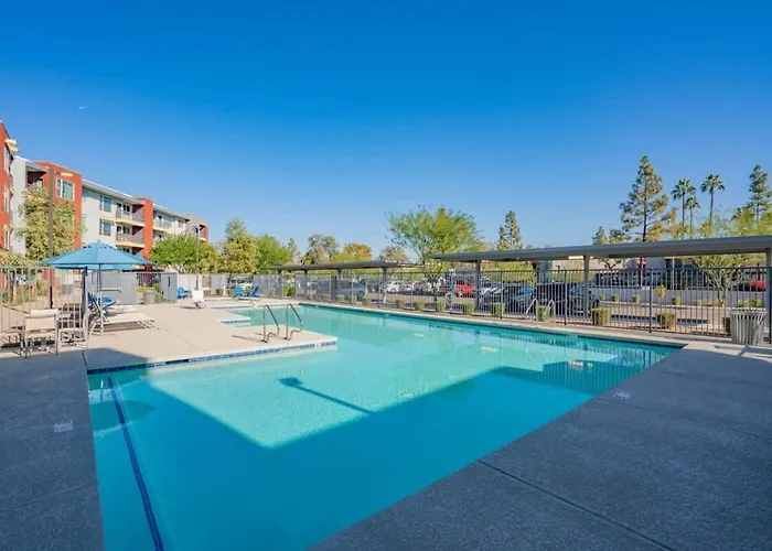 Apartment Prime Spot With Pool Gym Balcony Wd Parking